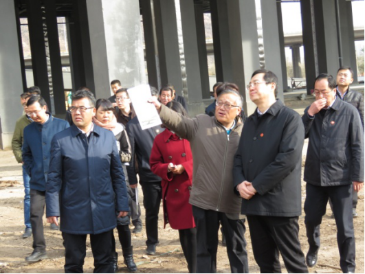 省委常委、西寧市委書記王曉在青海省物產(chǎn)集團(tuán)總公司黨委書記、總經(jīng)理王玉輝陪同下，深入青海物產(chǎn)朝陽(yáng)物流園區(qū)。