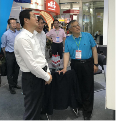 省委常委、西寧市委書記王曉蒞臨第十九屆青洽會(huì)青海物產(chǎn)展位參觀